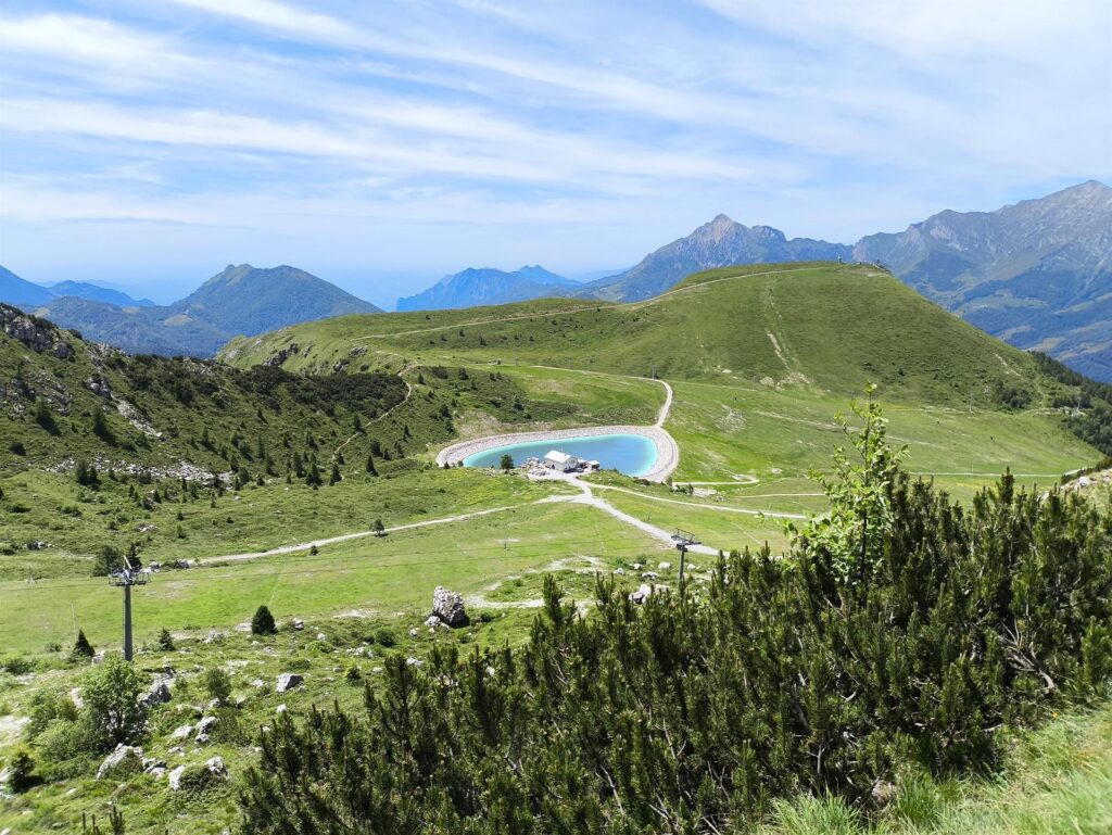 Decidiamo di passare al rifugio Lecco per una sana pappa con relax pomeridiano