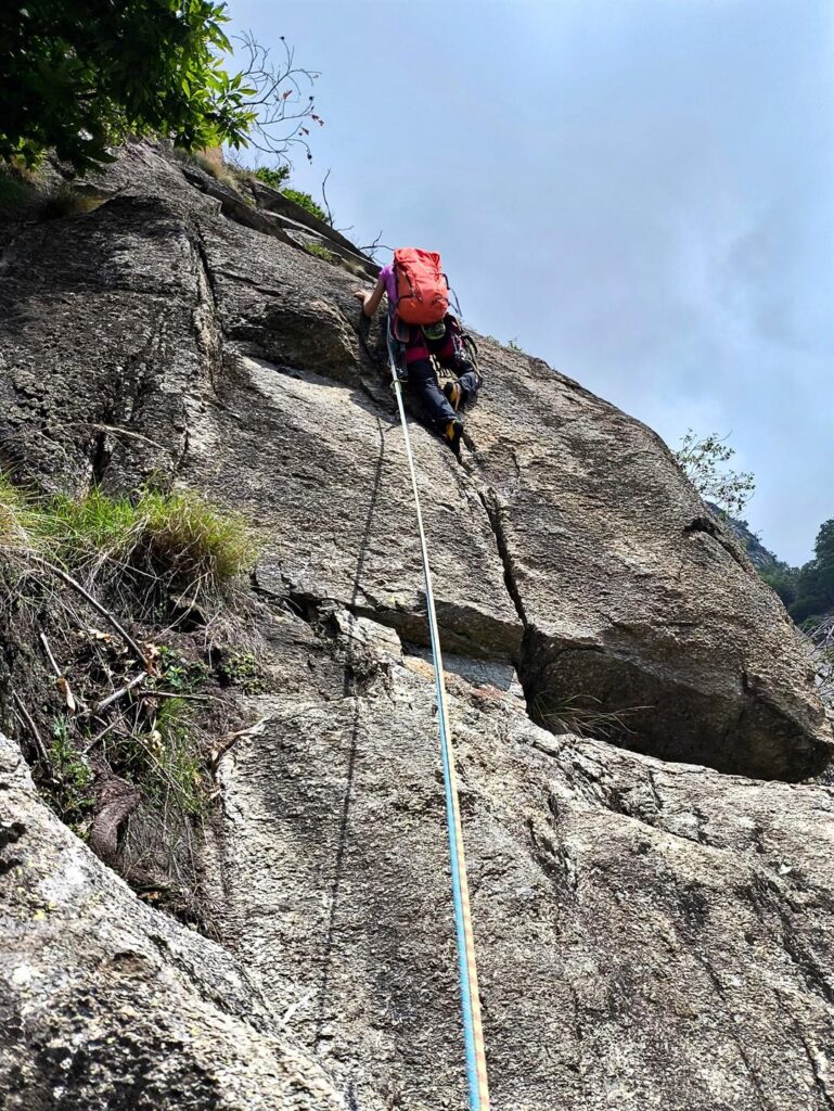 Erica sulla bella fessura di partenza del terzo tiro Erica sulla bella fessura di partenza del terzo tiro