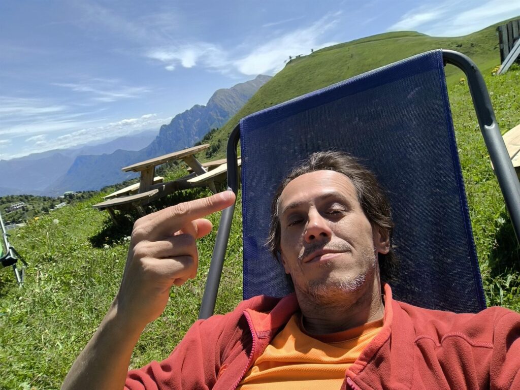Gab si gode il sole e saluta calorosamente :D
