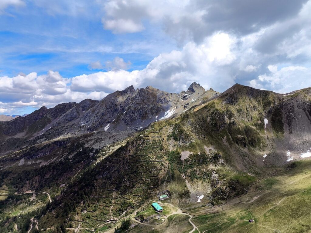 bella la Val Gerola! sotto di noi il Rifugio Salmurano