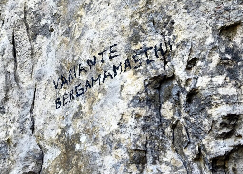 L'attacco è segnato in modo evidente su roccia L'attacco è segnato in modo evidente su roccia