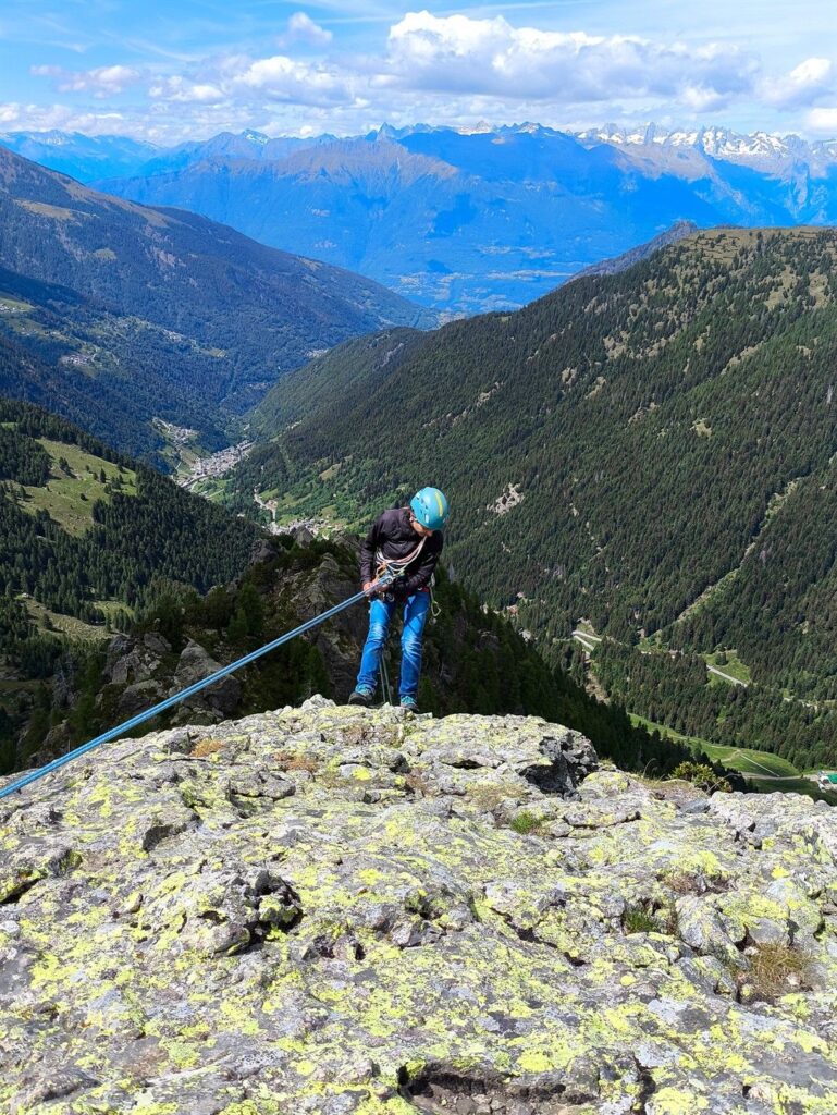 ci caliamo lungo la via appena percorsa