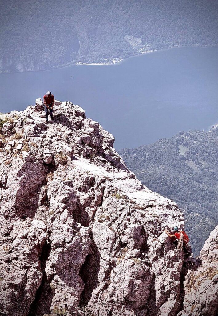 dalla cima si scende verso un intaglio profondo un paio di metri, che si pu&ograve; disarrampicare