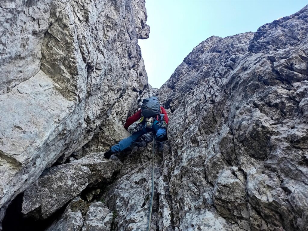 Si parte in questo diedro per poi entrare nel camino di sinistra Si parte in questo diedro per poi entrare nel camino di sinistra
