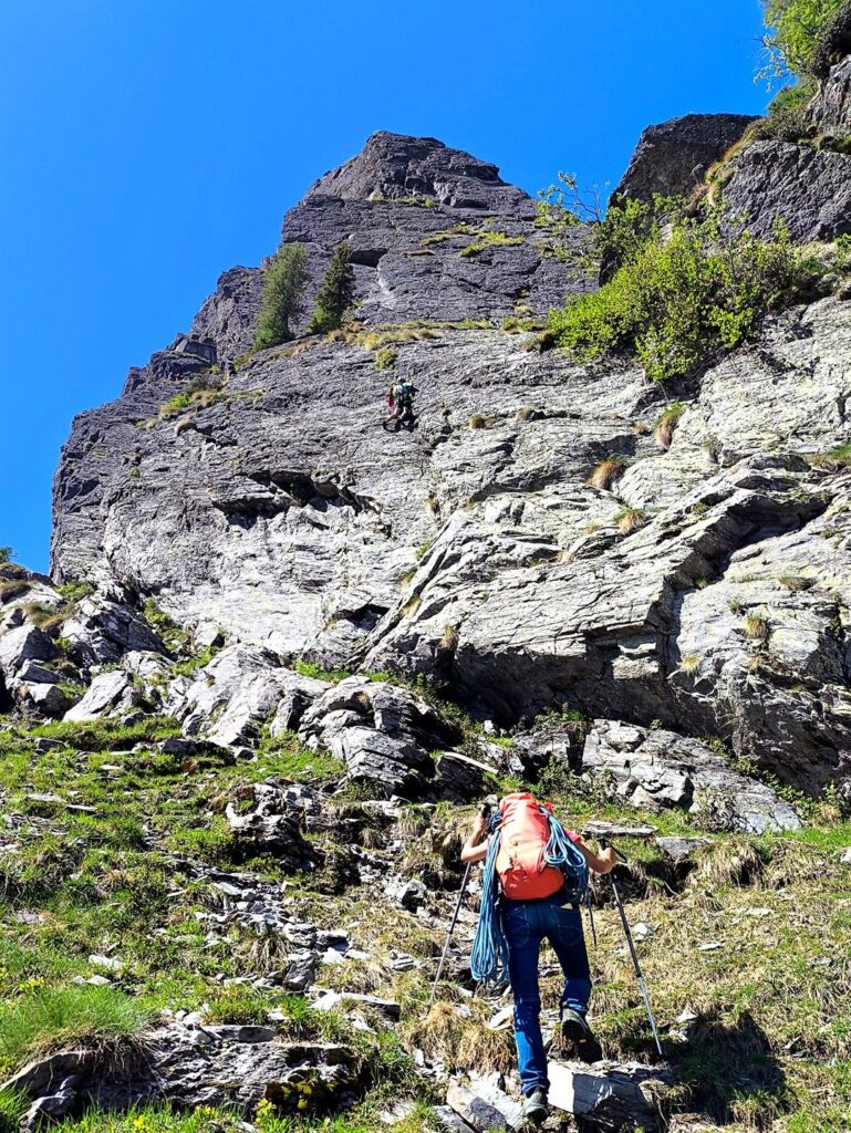 superati i paravalanghe si raggiungono le pareti: una cordata &egrave; gi&agrave; impegnata sulla Via delle Guide