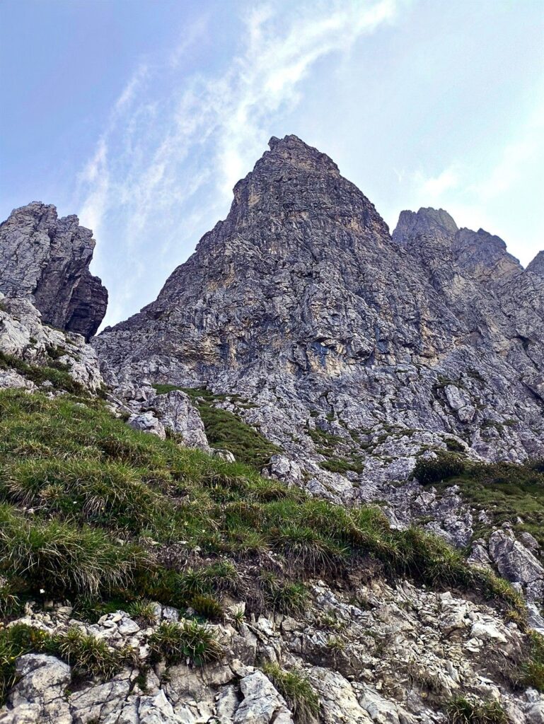questo &egrave; il Pilone Centrale, come si vede dal sentiero: da qui si risale per prati fino all'attacco