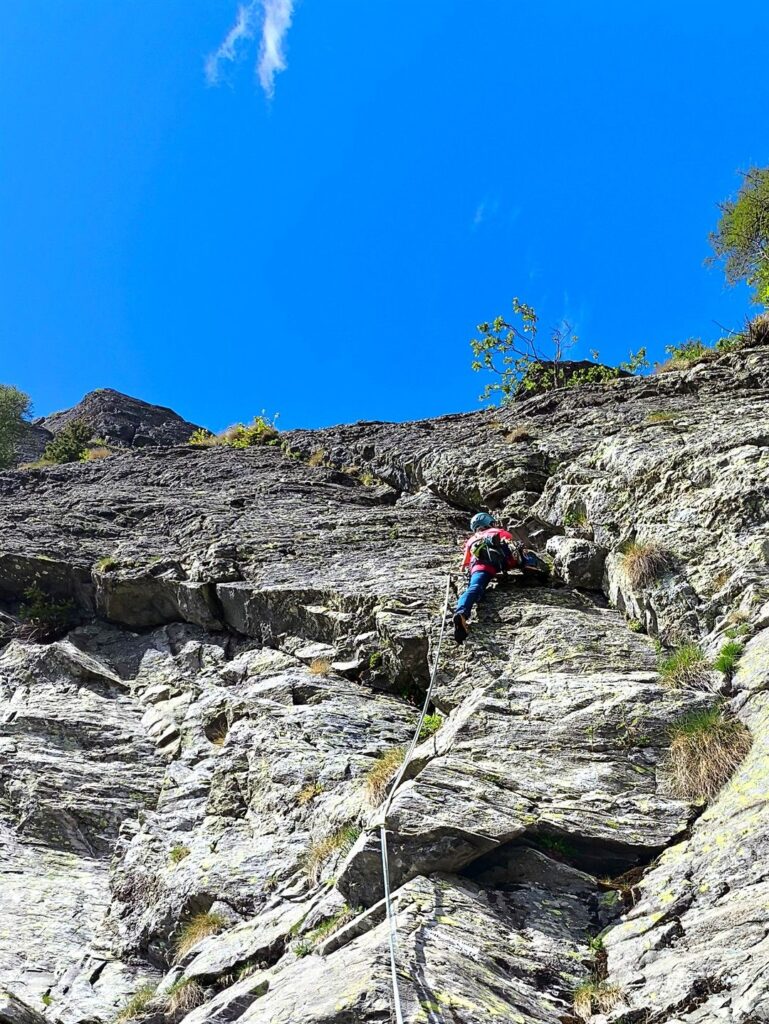 partiamo sul primo tiro, che risale per una prima sezione il diedro e poi esce a destra in placca