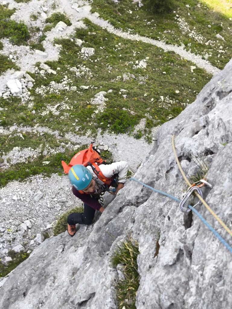 Erica in uscita dal primo tiro, dove la parete diventa pi&ugrave; appoggiata