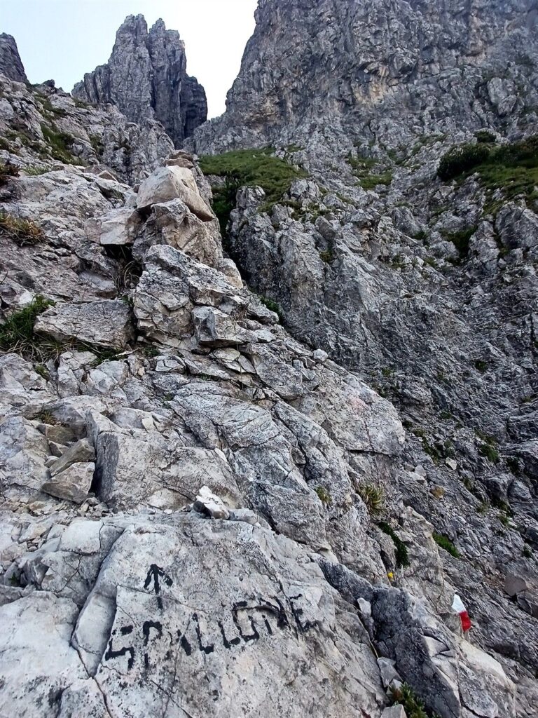 c'&egrave; la scritta "spallone" lungo il sentiero che pu&ograve; servire da indicazione, ma si vede assai poco