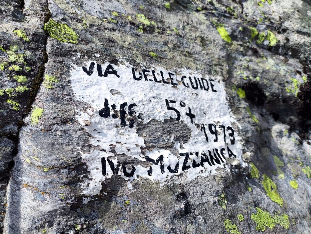 all'attacco della via la targa dipinta che ne riporta il nome