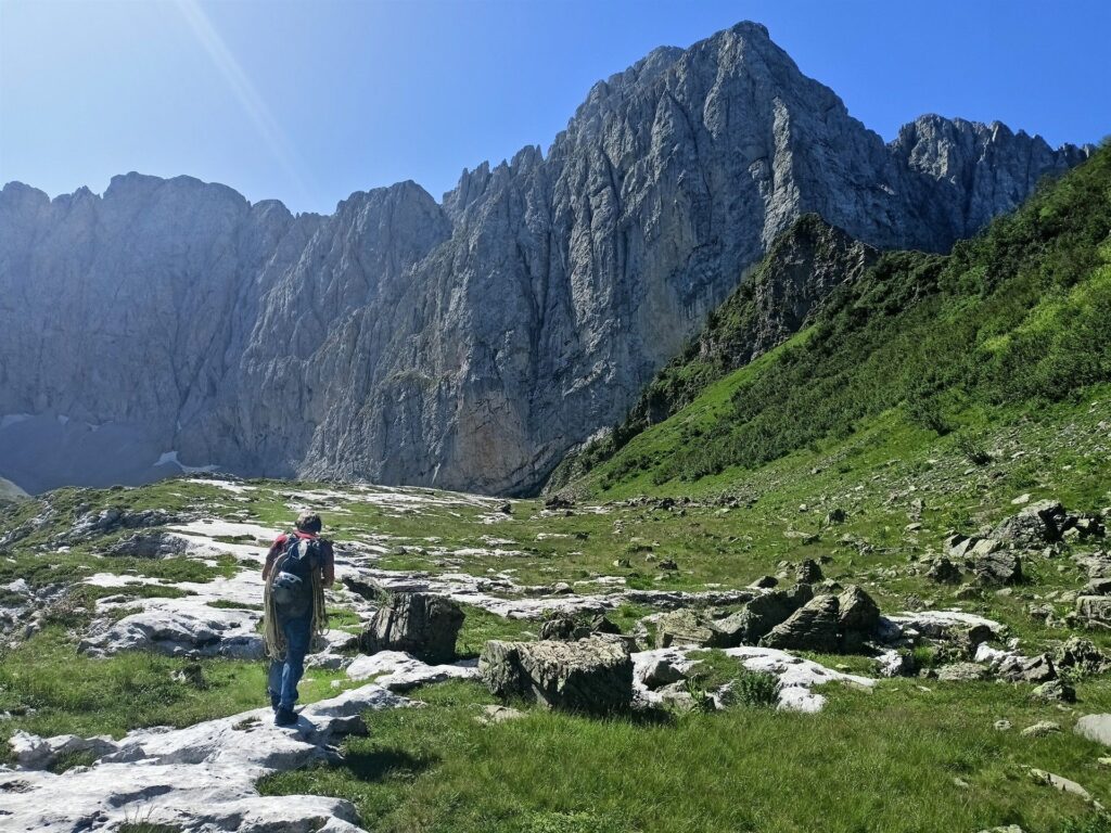 di fianco a noi a destra Cima Verde: noi dovremo percorrere tutta questa parte di altopiano portandoci quasi sotto l'evidente spigolo di fianco a noi a destra Cima Verde: noi dovremo percorrere tutta questa parte di altopiano portandoci quasi sotto l'evidente spigolo