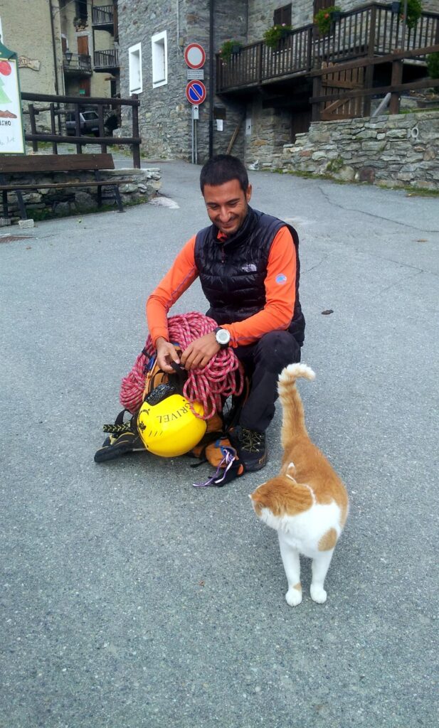 Arriviamo in questa simpatica frazione della valle di Champorcher e subito arriva a trovarci sto gatto rufiano e rompiballe che miagola abbestia e si struscia come non ci fosse un domani. Arriviamo in questa simpatica frazione della valle di Champorcher e subito arriva a trovarci sto gatto rufiano e rompiballe che miagola abbestia e si struscia come non ci fosse un domani.