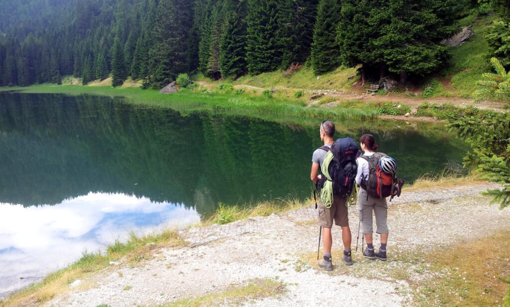 Samu e la Iv di fronte allo splendido lago di Valagola, contemplano il paesaggio