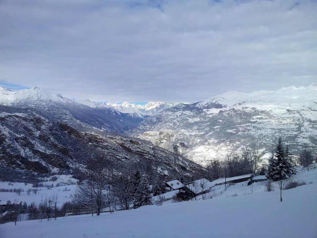 Partiamo dalla frazione Ozein di Aymavilles, dopo aver percorso 5 nevosi chilometri in macchina su una strada pulita fino a un certo punto. Sopra di noi c'&egrave; ancora qualche nube, ma si capisce che il cielo si sta aprendo e che ci aspetta una fantastica giornata di sole