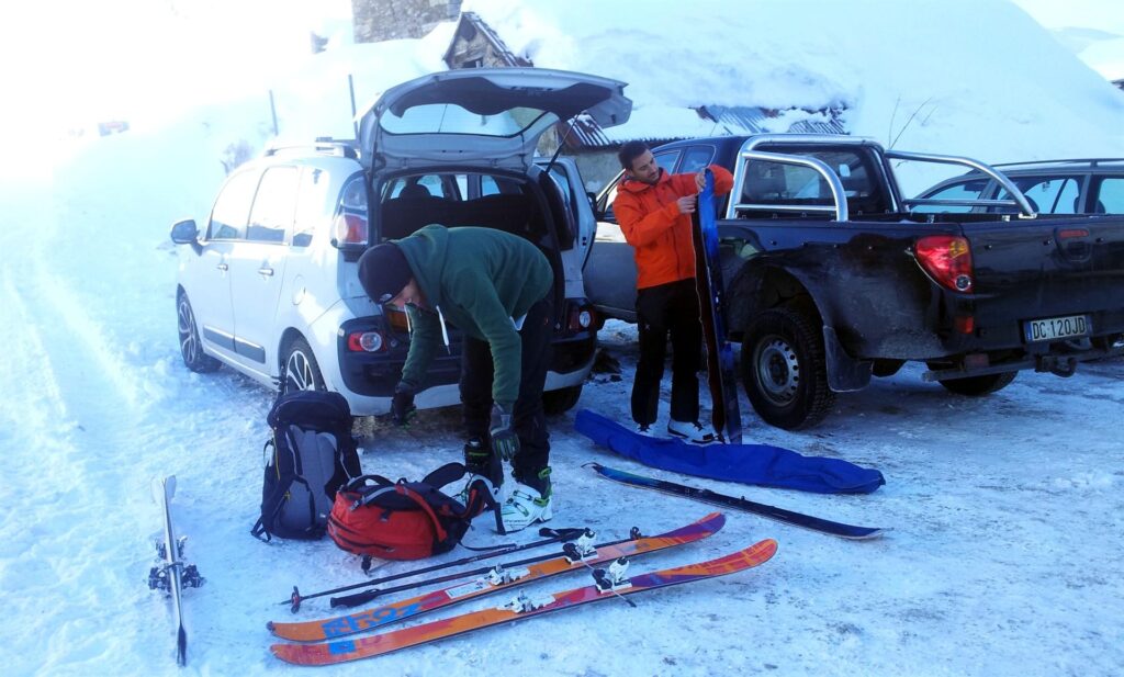 Filippo &egrave; un tipo da "cruise control"....lo piazza alla velocit&agrave; limite consentita e si va su cos&igrave;. Arriviamo un filo tardi, ma poco male. La giornata &egrave; fenomenale. Neanche una nuvola, niente vento, temperatura fresca ma accettabile. Ci prepariamo con i nostri tempi biblici e partiamo!