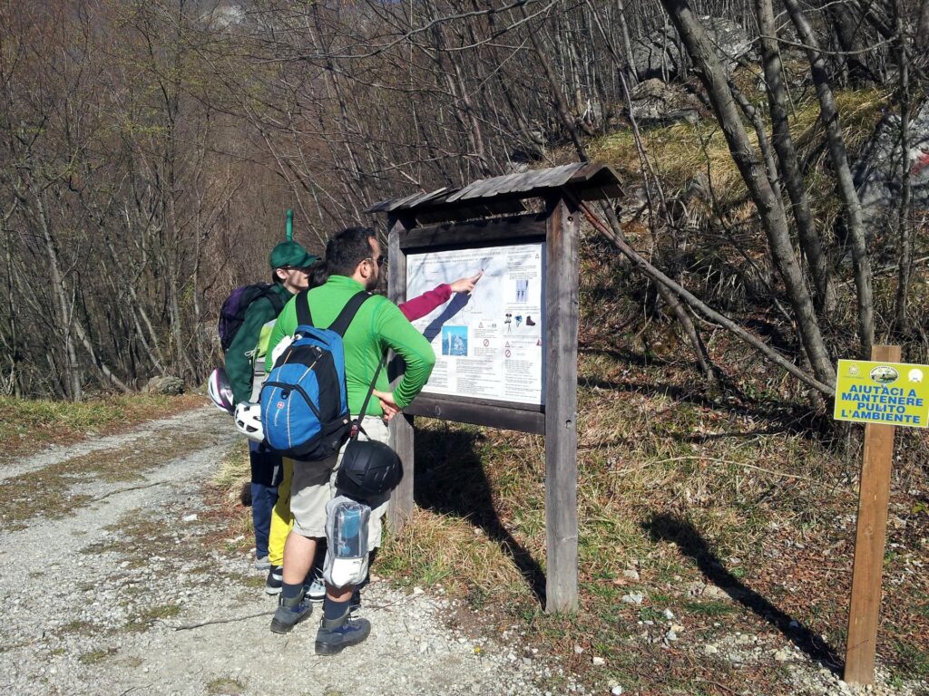Sulla relazione c'era scritto che lo sterrato di accesso alla gita era in buona condizione.....eh...magari una volta!! C'erano dei balzi di terra e sassi che si facevano solo in jeep e quindi saremo costretti ad abbandonare la macchina un po' prima. Dopo la preparazione, in pochi minuti arriviamo al cartello con la cartina della nostra gita. Ci fermiamo a studiarla, anche se io ed Erica l'abbiamo gi&agrave; fatta......si sa mai che sia cambiato qualcosa nel frattempo!