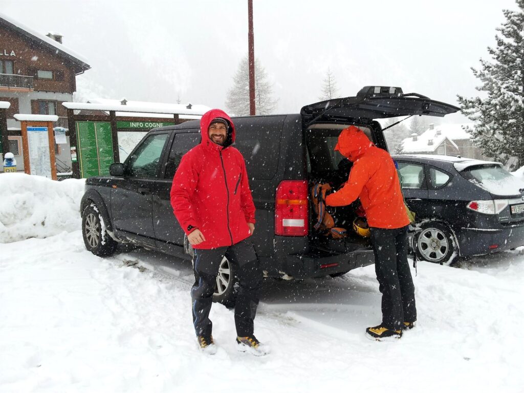 Arriviamo a Lillaz verso le 10:00, e ci prepariamo sotto un bel nevischio. Un po' meno intenso rispetto a prima, ma comunque ancora abbondante e copioso Arriviamo a Lillaz verso le 10:00, e ci prepariamo sotto un bel nevischio. Un po' meno intenso rispetto a prima, ma comunque ancora abbondante e copioso