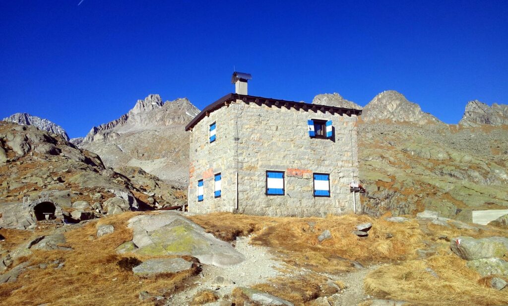 Dopo una 50ina di minuti eccoci in vista del bivacco invernale del Segantini, che ci ospiterà per la notte. E' dotato di due ampie stanze con letti a castello, per un totale di 16 posti letto. Dopo una 50ina di minuti eccoci in vista del bivacco invernale del Segantini, che ci ospiterà per la notte. E' dotato di due ampie stanze con letti a castello, per un totale di 16 posti letto.