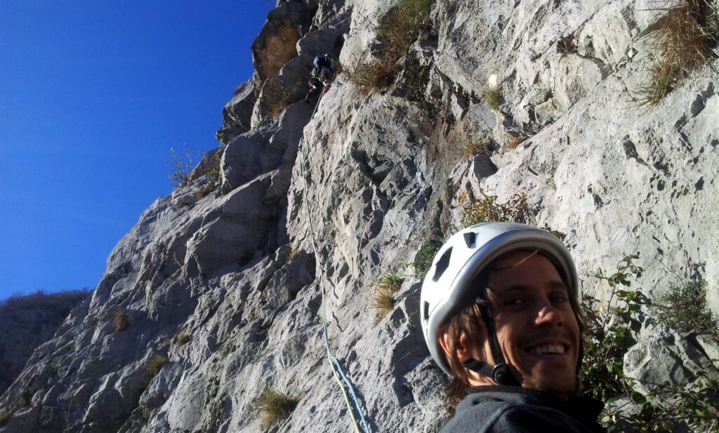 Gab se la ride mentre il Niggah (soprannominato Pedro, il re del diedro), si smazza il 5° tiro dove bisogna risalire un bel diedro di V+ con chiodatura....interessante....e lungo ben 50 metri. Gab se la ride mentre il Niggah (soprannominato Pedro, il re del diedro), si smazza il 5° tiro dove bisogna risalire un bel diedro di V+ con chiodatura....interessante....e lungo ben 50 metri.