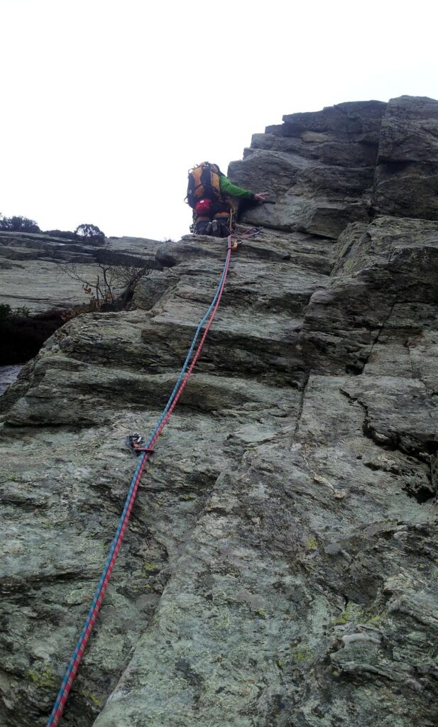 ecco il Galletto sullo strapiombino del 6a. per fortuna ben chiodato e meno difficile di quanto potevamo aspettarci inizialmente ecco il Galletto sullo strapiombino del 6a. per fortuna ben chiodato e meno difficile di quanto potevamo aspettarci inizialmente