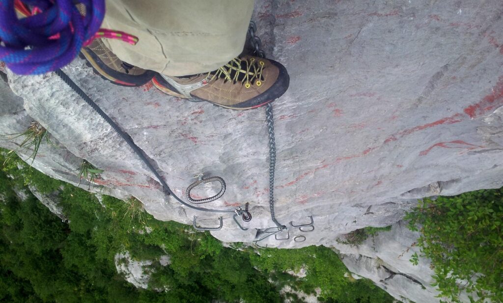 Altra vista del lungo muro verticale. Altra vista del lungo muro verticale.