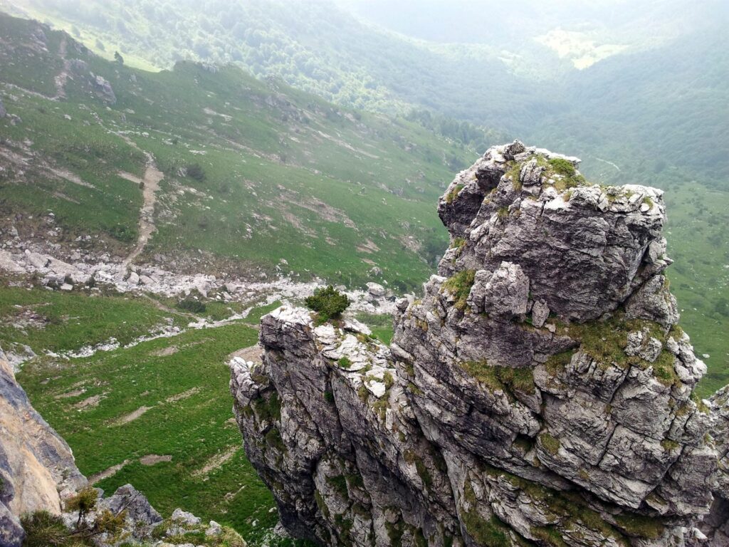 alle nostre spalle il primo torrione che abbiamo affrontato e la valle che guarda verso i piani di Artavaggio