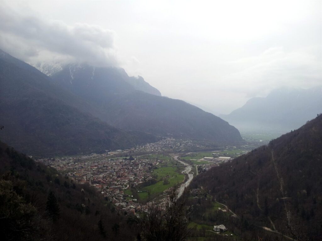 Vista di Chiavenna sotto di noi alla sosta del 4&deg; tiro.