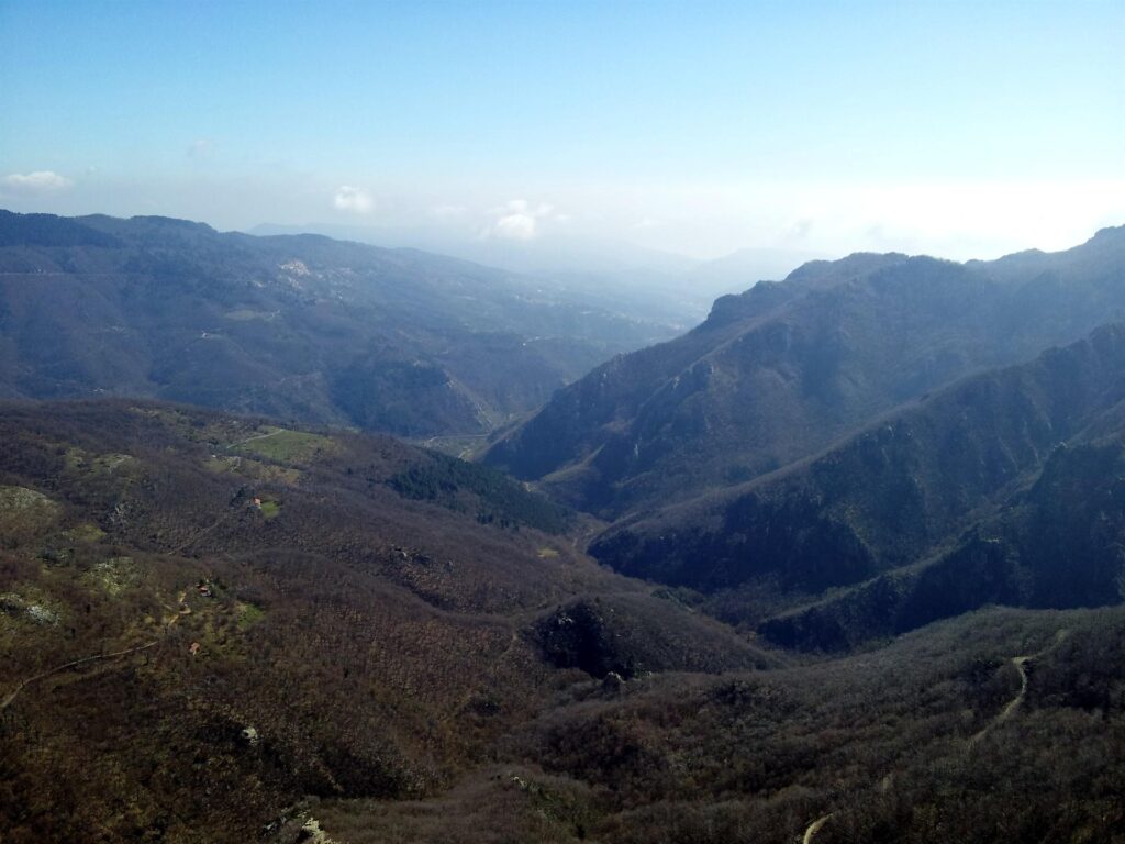 Uno sguardo verso la bella valle che risale dal mare di Finale Ligure