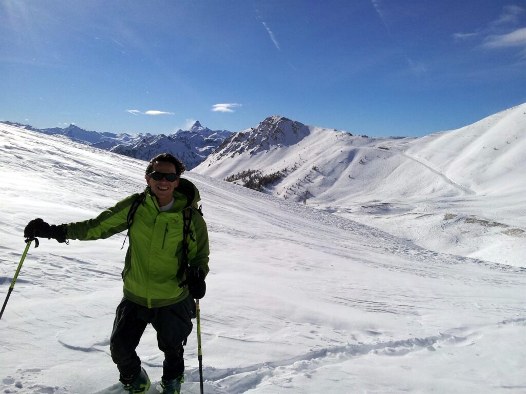 Gab al Clots des Fonds in attesa di capire cosa sarà di noi. Andiamo ancora avanti o torniamo verso valle? Valutiamo bene i cartelli e poi prenderemo una decisione. Gab al Clots des Fonds in attesa di capire cosa sarà di noi. Andiamo ancora avanti o torniamo verso valle? Valutiamo bene i cartelli e poi prenderemo una decisione.