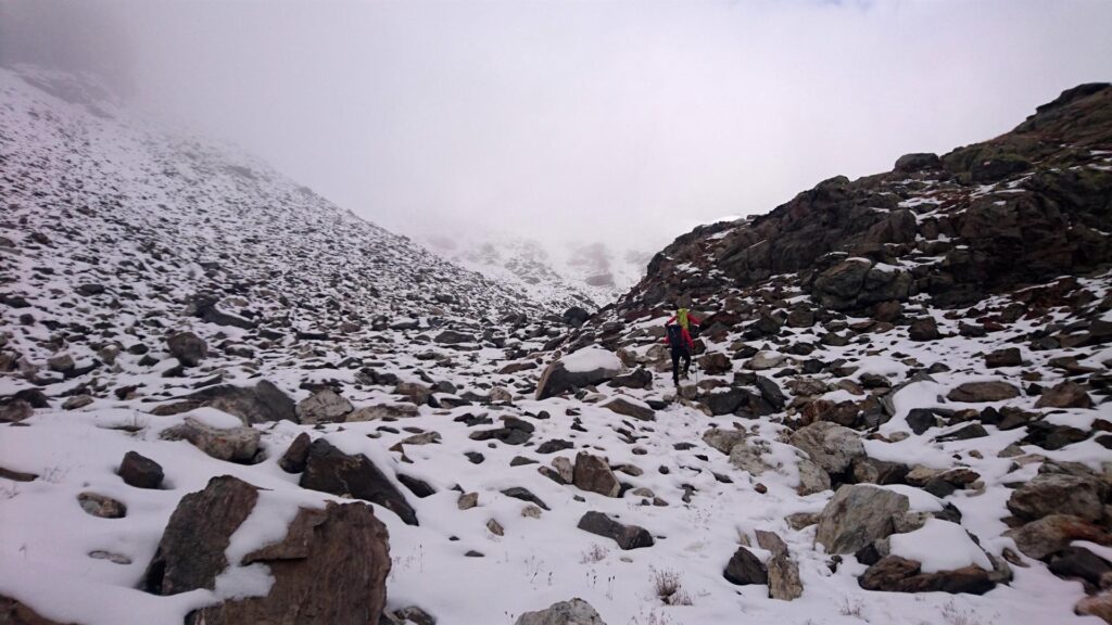 Neve e roccette, terreno maculato. Molto bello. Fino al bivacco decidiamo di non mettere i ramponi, nonostante la neve sia piuttosto dura. Questo ci rallenterà un pelino, ma neanche tanto Neve e roccette, terreno maculato. Molto bello. Fino al bivacco decidiamo di non mettere i ramponi, nonostante la neve sia piuttosto dura. Questo ci rallenterà un pelino, ma neanche tanto