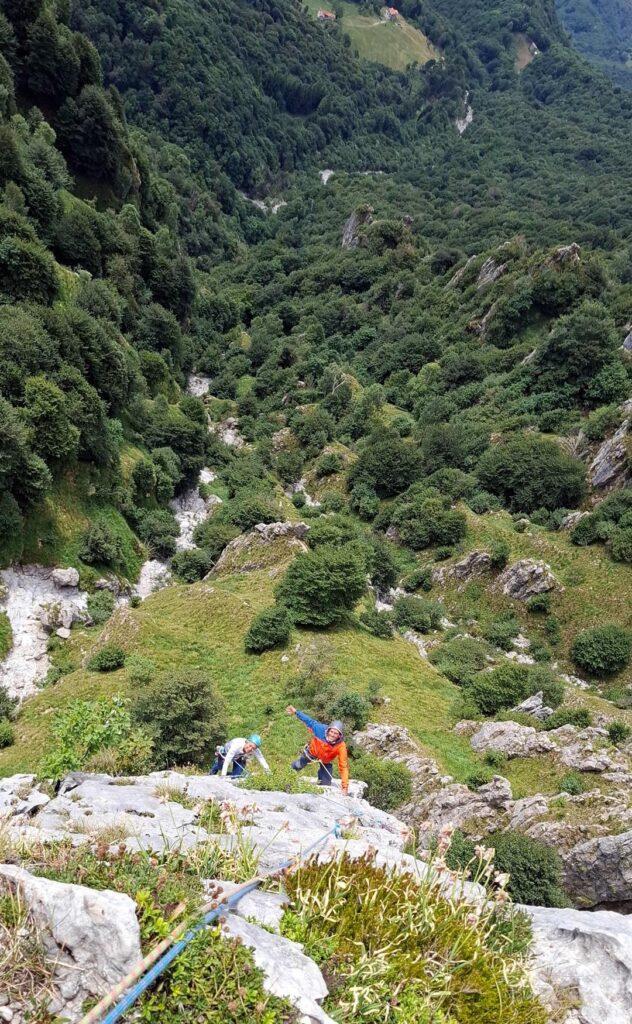 Gabri e Erica si godono la placca finale che porta sulla guglia della Punta Giulia