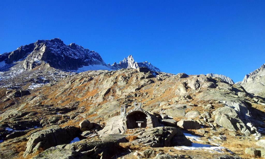 la cappelletta del rifugio Segantini con dietro il Monte Nero la cappelletta del rifugio Segantini con dietro il Monte Nero