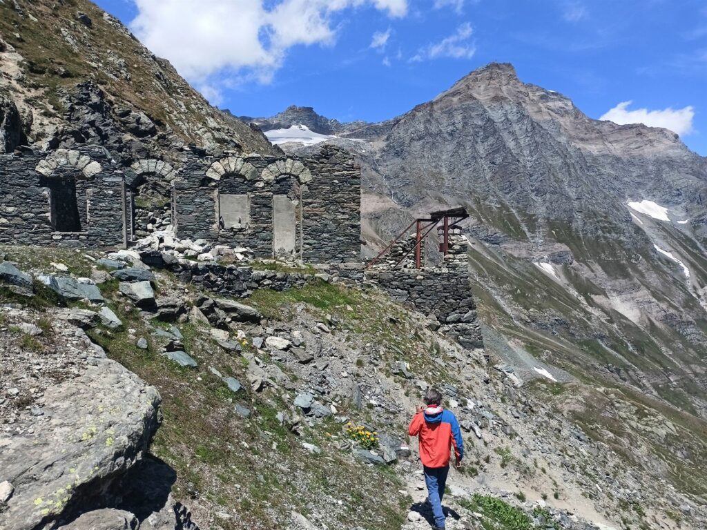 le rovine del vecchio impianto della teleferica che si incontrano scendendo