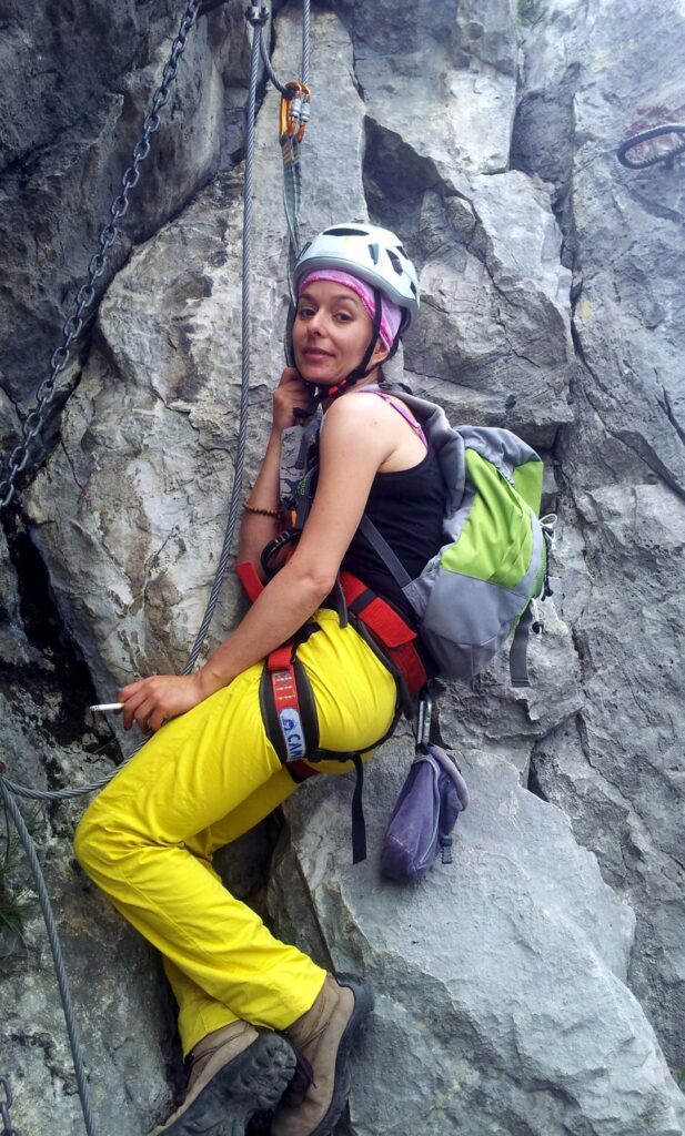 Erica ha salito il muro a 100 all'ora, sbuffando e ansimando. A un certo punto c'è una piccola rimonta strapiombante e inizia a non avere più energia, così le dico di sedersi sull'imbrago, di rilassarsi, di fumarsi una sigaretta e di andare più piano!! Mica stiamo facendo il Ferratathlon!!! Erica ha salito il muro a 100 all'ora, sbuffando e ansimando. A un certo punto c'è una piccola rimonta strapiombante e inizia a non avere più energia, così le dico di sedersi sull'imbrago, di rilassarsi, di fumarsi una sigaretta e di andare più piano!! Mica stiamo facendo il Ferratathlon!!!