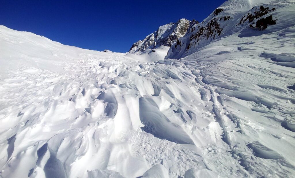 Pi&ugrave; ci avviciniamo al passo, pi&ugrave; la neve diventa ventata e crostosa.