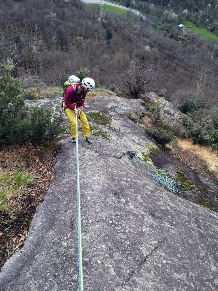 Facciamo anche un pezzetto del 5&deg; tiro, ma ci troviamo ben presto in mezzo alla "giungla". La via da qui in avanti &egrave; sporchissima, piena di vegetazione e di muschio e totalmente impossibile da scalare. Mi viene il dubbio appena vedo un chiodo con dentro una maglia rapida......evidentemente non siamo i primi a constatare il problema. Arrivati l&igrave; quindi, decidiamo di scendere, anche se altri 2-3 tiri ci stavano alla grande. Parte Erica sulla prima calata tra la vegetazione