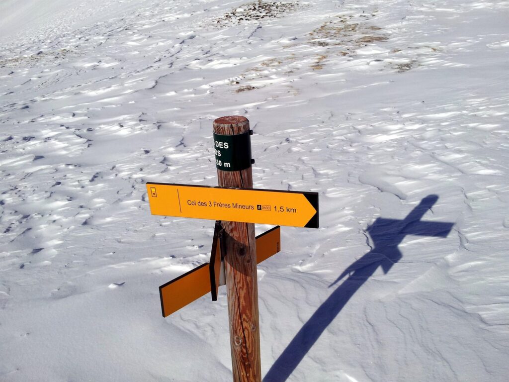 Decidiamo per il Col des 3 Freres Mineurs. Manca solo 1,5 km e non sembra ci sia ancora molto dislivello. Decidiamo per il Col des 3 Freres Mineurs. Manca solo 1,5 km e non sembra ci sia ancora molto dislivello.