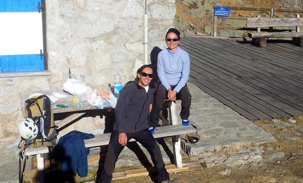 arriviamo al rifugio attorno all'ora di pranzo e ci pappiamo un panino di "riscaldamento", facendoci fotografare da qualche passante arriviamo al rifugio attorno all'ora di pranzo e ci pappiamo un panino di "riscaldamento", facendoci fotografare da qualche passante