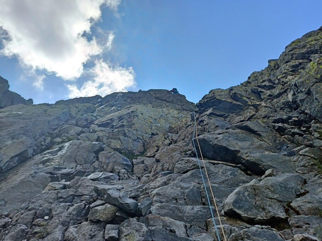 Il diedro di attacco a sinistra dello spigolo e il primo muro di spigolo che si affronta sulla via