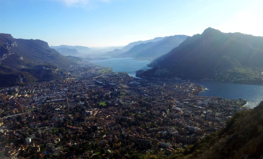 La vista di Lecco dalla nostra privilegiata postazione all'altezza della 5a sosta La vista di Lecco dalla nostra privilegiata postazione all'altezza della 5a sosta