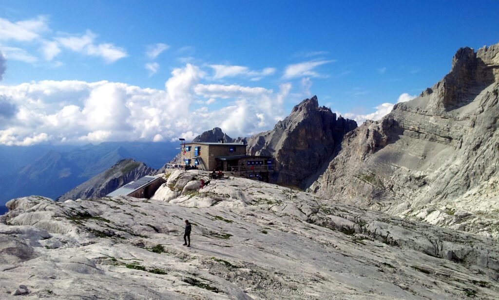 Verso il tardo pomeriggio, finiamo le vie disponibili e porto il gruppo a far visita alla meravigliosa cappelletta del XII Apostoli scavata nella roccia. Questa &egrave; la vista del rifugio dal sentierino che porta alla grotta nella roccia