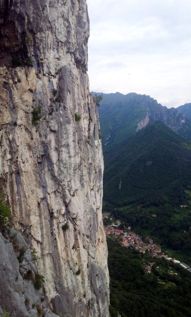 Superato il pezzo più duro della ferrata, la nostra via si abbatte e diventa più semplice. In compenso, accanto a noi, possiamo apprezzare il meraviglioso corno del Medale su cui sono presenti diverse vie di arrampicata, ma di livelli ben oltre il nostro!! Superato il pezzo più duro della ferrata, la nostra via si abbatte e diventa più semplice. In compenso, accanto a noi, possiamo apprezzare il meraviglioso corno del Medale su cui sono presenti diverse vie di arrampicata, ma di livelli ben oltre il nostro!!