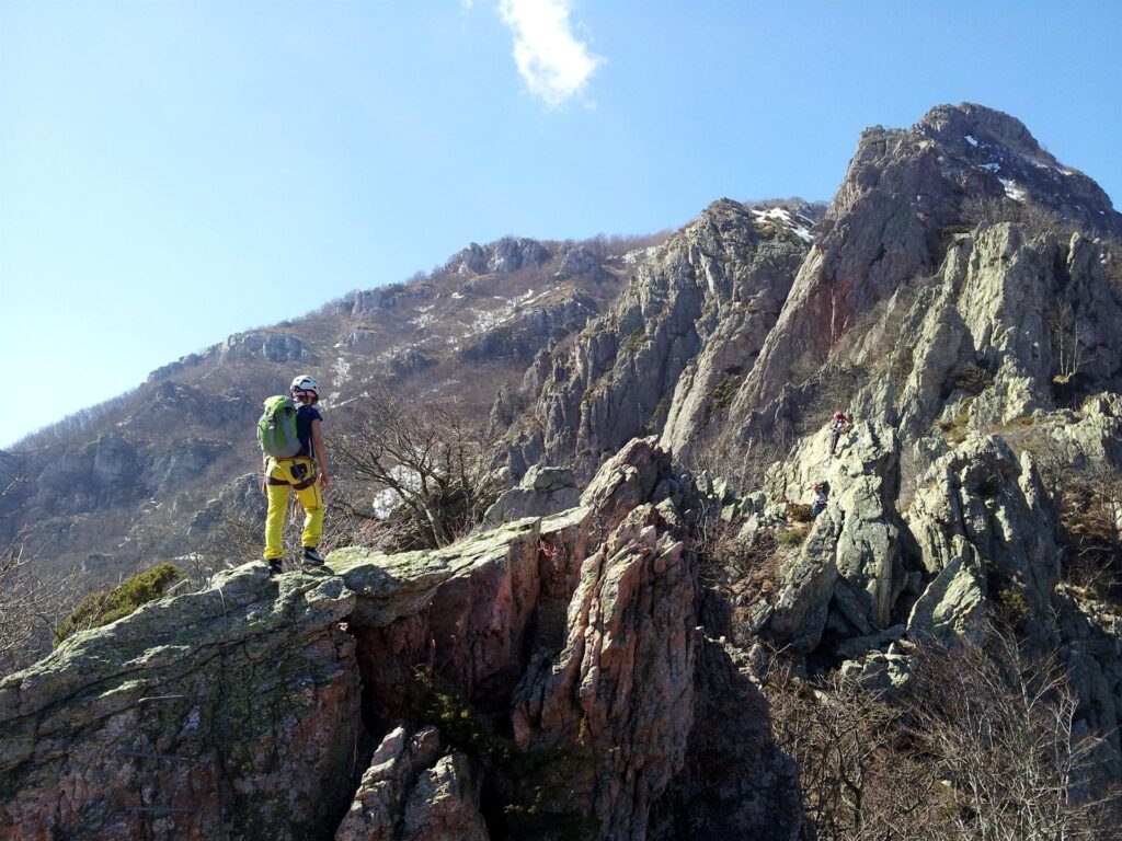 Dopo circa 1h e 30 si vede in lontananza la cima a cui siamo diretti. Erica in attraversamento della bella crestina