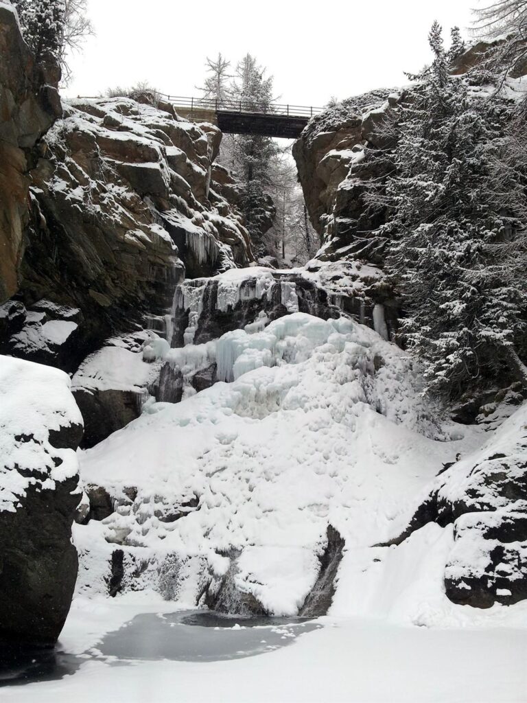 Questo sarebbe il proseguo del nostro percorso. Purtroppo la cascata non è in condizione....troppa acqua! Dobbiamo guardare altrove Questo sarebbe il proseguo del nostro percorso. Purtroppo la cascata non è in condizione....troppa acqua! Dobbiamo guardare altrove