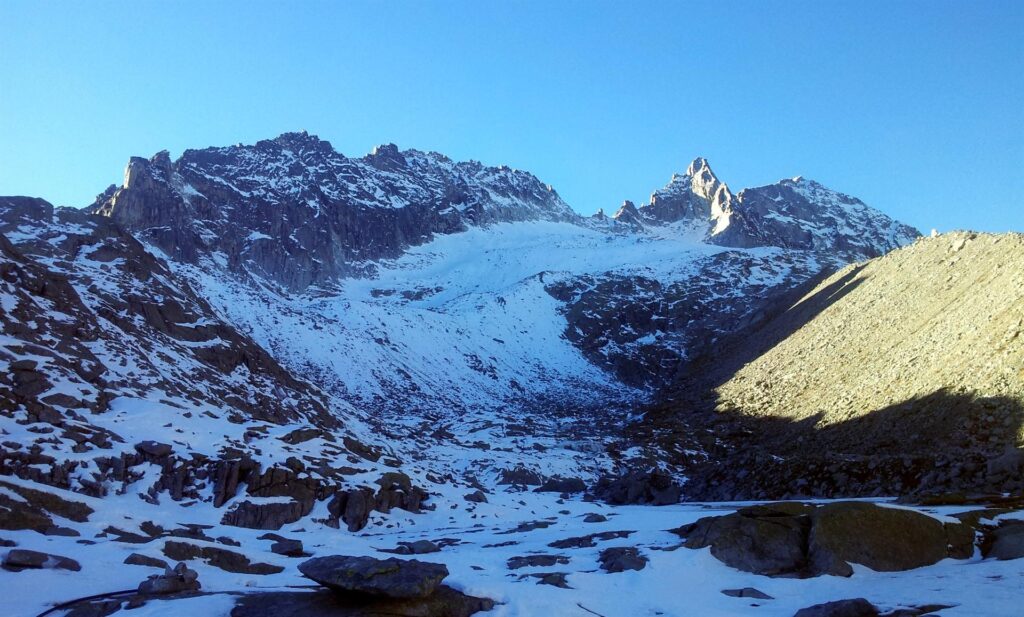 Dopo un'oretta di relax al rifugio, decidiamo di affrontare un pezzettino della strada che ci aspetterà il giorno dopo, giusto per portarci avanti e per verificare cosa ci aspetta. Tenuto conto che dovremo partire col buio, sapere già la strada può essere sicuramente utile. Dopo un'oretta di relax al rifugio, decidiamo di affrontare un pezzettino della strada che ci aspetterà il giorno dopo, giusto per portarci avanti e per verificare cosa ci aspetta. Tenuto conto che dovremo partire col buio, sapere già la strada può essere sicuramente utile.