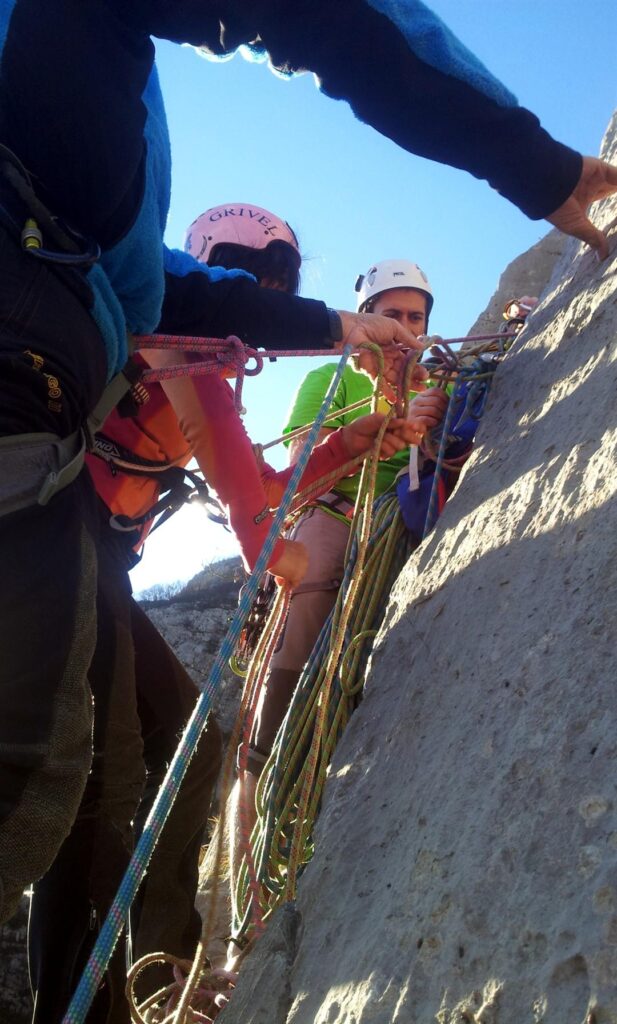 Eccoci alla 5a sosta, in compagnia della cordata dello stron7o, composta dallo stronzo (che non si vede in foto perché è appena ripartito), da un omone di 100 kg che arrampica decentemente ma facendo fatica, e di una pazza sclerata che bestemmia in bergamasco in modo fantasioso ogni passo che fa, urlando come un'aquila. Oltre a loro ci sono ovviamente il Niggah ed Erica sulla cengetta "comoda"......mentre io sono appeso in un punto sfigatissimo laterale e scomodo e rimarrò in quella posizione per almeno un'ora!!! Eccoci alla 5a sosta, in compagnia della cordata dello stron7o, composta dallo stronzo (che non si vede in foto perché è appena ripartito), da un omone di 100 kg che arrampica decentemente ma facendo fatica, e di una pazza sclerata che bestemmia in bergamasco in modo fantasioso ogni passo che fa, urlando come un'aquila. Oltre a loro ci sono ovviamente il Niggah ed Erica sulla cengetta "comoda"......mentre io sono appeso in un punto sfigatissimo laterale e scomodo e rimarrò in quella posizione per almeno un'ora!!!