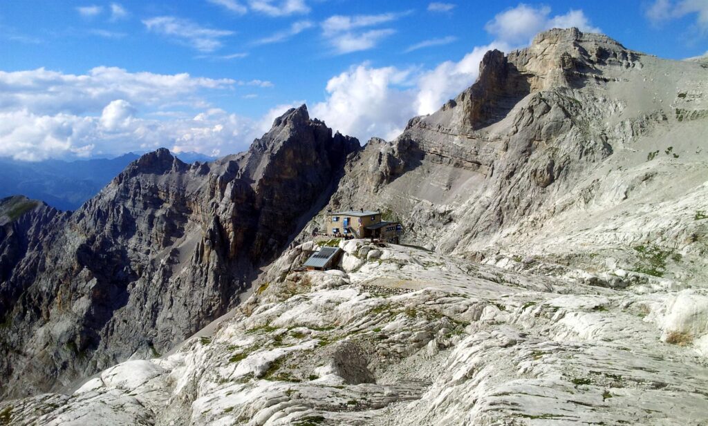 Qui siamo vicini alla grotta, e da qui si pu&ograve; capire bene in che contesto meraviglioso sia stato costruito questo rifugio. Io ci vado da una vita......da quando avevo 6-7 anni, ma &egrave; bello vedere le reazioni di stupore del gruppo di fronte a questi luoghi magnifici
