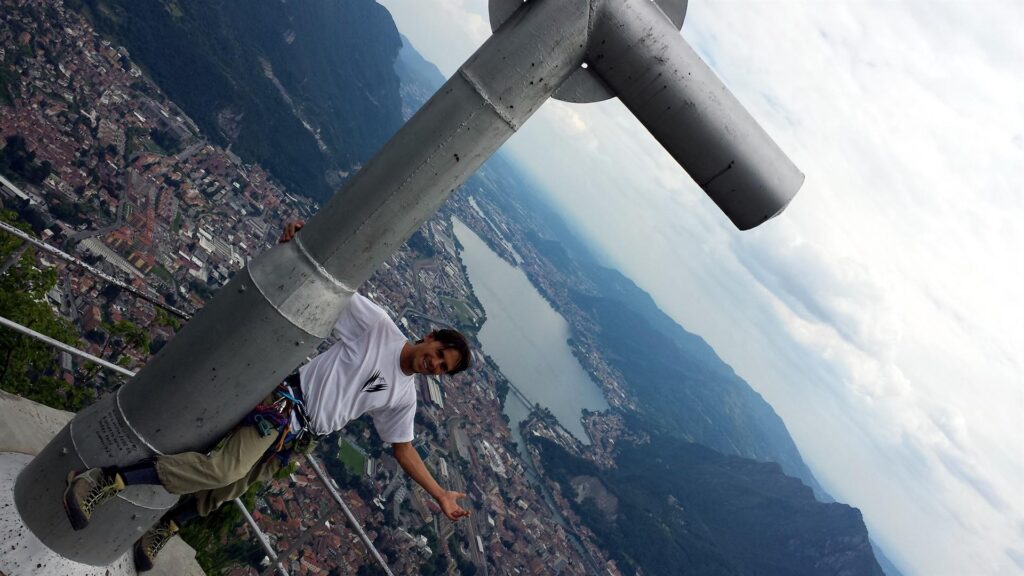 Dopo mezz'oretta di roccette facili ecco la cima, con splendida vista su Lecco Dopo mezz'oretta di roccette facili ecco la cima, con splendida vista su Lecco