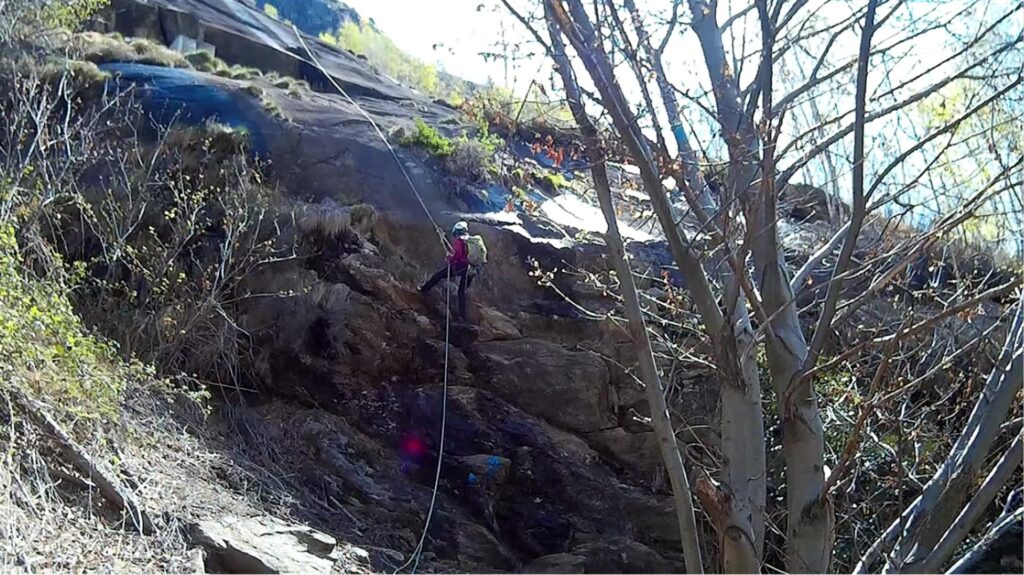 proseguiremo per un ultimo tiro, fatto da Erica per 3/4 e poi abbandonato a 2 chiodi dalla catena perch&eacute; era molto bagnato e pericoloso. Provo a salire io e riesco ad arrivare fino alla catena, ma il tiro successivo &egrave; molto pi&ugrave; verticale e ancora pi&ugrave; bagnato. Proviamo comunque a salirlo ma dovremo arrenderci.....di l&igrave; non si passa. Troppa acqua. Quindi saremo costretti a calarci. E vabb&egrave;....almeno 150mt li abbiamo fatti!