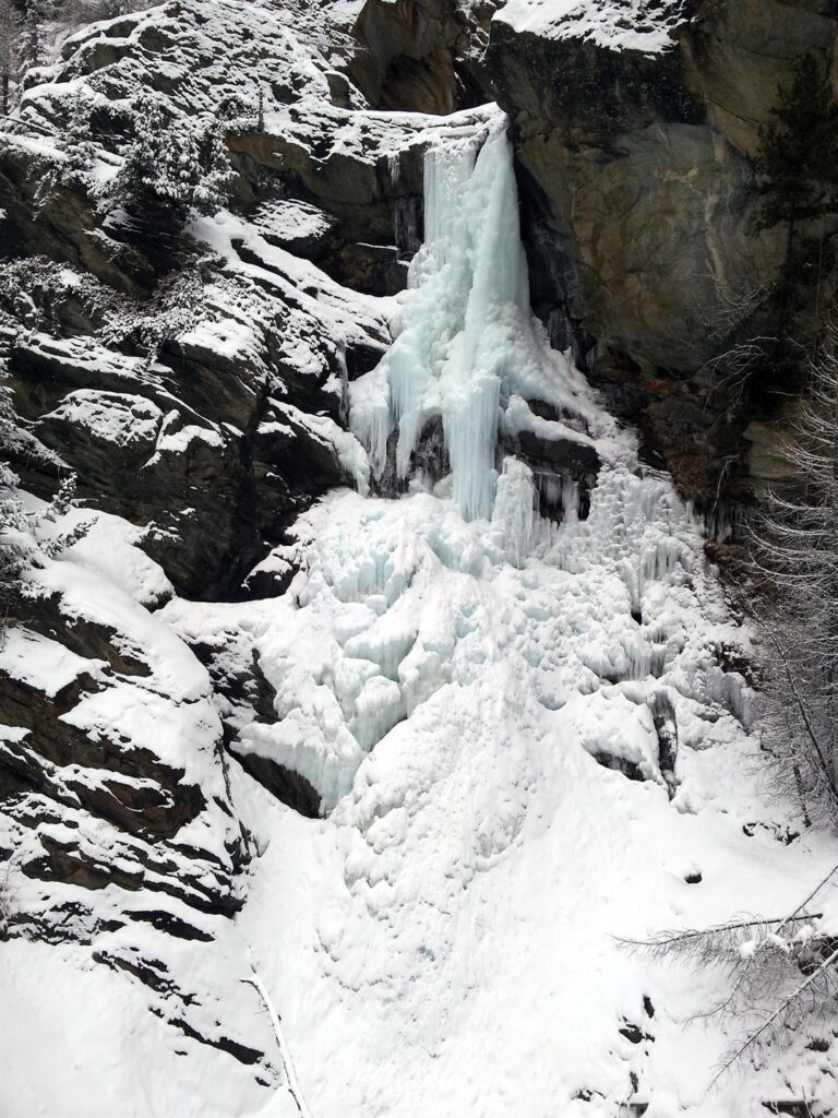 Questa è subito accanto a quella precedente e sembra messa un po' meglio. Anche qui però viene giù un fiume d'acqua in mezzo al ghiaccio e nessuno di noi ha voglia di bagnarsi con queste temperature. Ci facciamo consigliare da un ragazzo del posto che ci suggerisce di salire qualche centinaio di metri, dove ci saranno una fantastica cascata di 5 e una bella cascata di 3 che è adatta a noi Questa è subito accanto a quella precedente e sembra messa un po' meglio. Anche qui però viene giù un fiume d'acqua in mezzo al ghiaccio e nessuno di noi ha voglia di bagnarsi con queste temperature. Ci facciamo consigliare da un ragazzo del posto che ci suggerisce di salire qualche centinaio di metri, dove ci saranno una fantastica cascata di 5 e una bella cascata di 3 che è adatta a noi